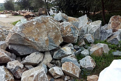 Kamenclub.ru: Гранит скальник (серо-зеленый) фр. 500-1500 мм.  купить в Луганске гранит мрамор  серый зеленый темно-серый глыба скальная колотая ландшафтная 7 500 руб/т   фото КАМЕНЬ КЛУБ
