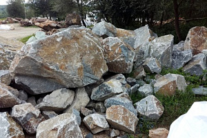 Kamenclub.ru: Гранит скальник (серо-зеленый) фр. 500-1500 мм.  купить в Луганске гранит мрамор  серый зеленый темно-серый глыба скальная колотая ландшафтная 7 500 руб/т   фото КАМЕНЬ КЛУБ