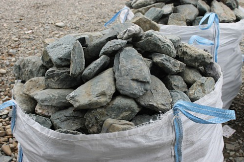 Kamenclub.ru: Гранит скальник (серо-зеленый) фр. 100-500 мм.  купить в Луганске гранит зеленый, серый, салатовый крупный ландшафтный валун 6 000 руб/т   фото КАМЕНЬ КЛУБ