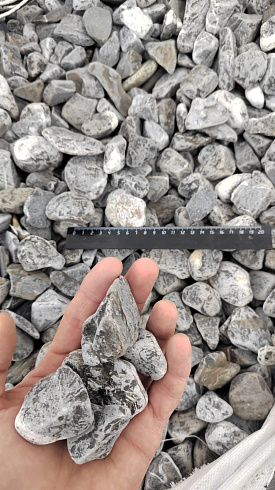 Kamenclub.ru: Щебень галтованный черный (мрамор) фр.40-70 мм.  купить в Луганске мрамор черный с белыми прожилками, черный, белый щебень галтованный округлый 13500 руб/т   фото КАМЕНЬ КЛУБ