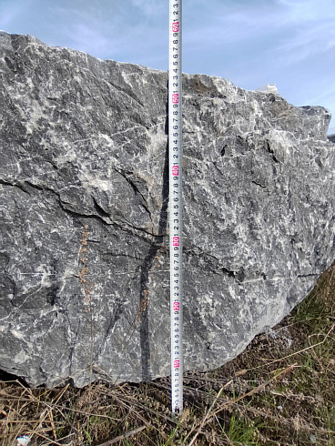 Kamenclub.ru: Черный мрамор скальник фр. 1000-1500 мм.  купить в Луганске мрамор черный белый серый крупный колотый валун ландшафтный 9000 руб/т   фото КАМЕНЬ КЛУБ