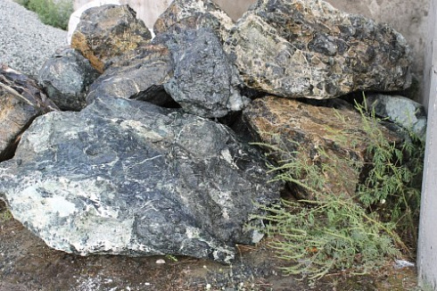 Kamenclub.ru: Змеевик скальник фр. 500-1500 мм.  купить в Луганске змеевик зеленый серый черный глыба скальная колотая 7500 руб/т   фото КАМЕНЬ КЛУБ