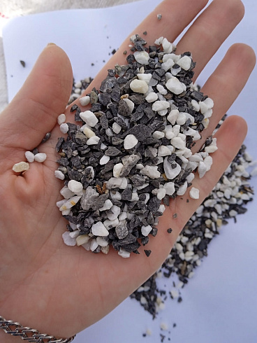 Kamenclub.ru: Мраморная крошка (щебень галтованный микс:белый-черный-розовый-медовый) фр.5-10 мм.  купить в Луганске мрамор белый, медовый, черный, розовый мраморный галтованный щебень декоративный ландшафтный 15500 руб/т   фото КАМЕНЬ КЛУБ