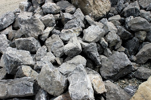 Kamenclub.ru: Черный мрамор скальник фр. 1000-1500 мм.  купить в Луганске мрамор черный белый серый крупный колотый валун ландшафтный 9000 руб/т   фото КАМЕНЬ КЛУБ