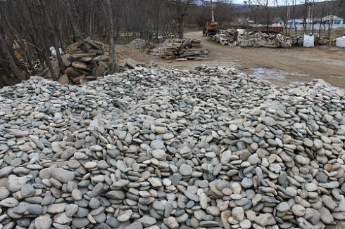 Kamenclub.ru: Галька речная плоская (ассорти) фр. 100-200-300 мм. купить  в Луганске галька плоская разноцветная серый белый темно-серый синий речная галька ландшафтная 8000 руб/т   фото КАМЕНЬ КЛУБ