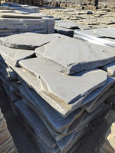 Kamenclub.ru: Песчаник пластушка галтованная светло-серая (3,0 см)  купить в Луганске песчаник светло-серый, серый ландшафтный камень рваный колотый 21000 руб/м3   фото КАМЕНЬ КЛУБ