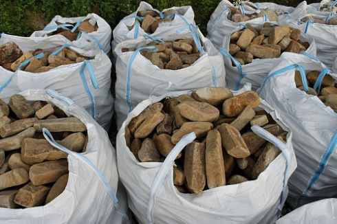 Kamenclub.ru: Песчаник для строительства и кладки блочный (фр 100-200 мм)  купить в Луганске песчаник бежевый серый рыжий валун мелкий для строительства песчаник 6500 руб/т   фото КАМЕНЬ КЛУБ