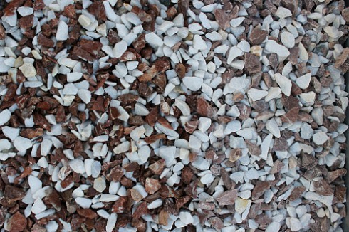 Kamenclub.ru: Мраморная крошка (щебень крошка микс: белый-розовый) фр. 10-20 мм.  купить в Луганске мрамор белый, розовый каменный декоративный ландшафтный щебень 12000 руб/т   фото КАМЕНЬ КЛУБ